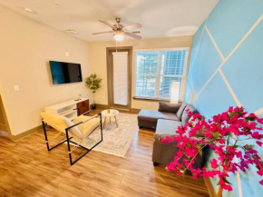 Full Apartment, Pet-Friendly, King Bed, 15 Min to Parks, Resort-Style Amenities